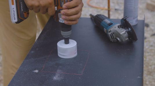 utilizando la sierra de perforación